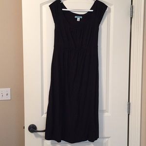 Casual black maternity dress.